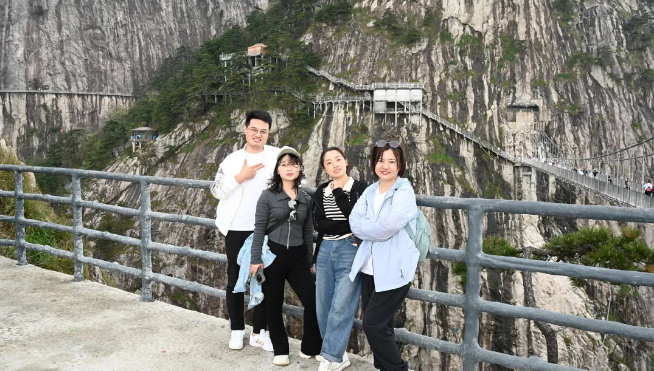 welcome-百乐博风管销售中心员工在安徽明堂山景区照片